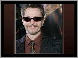 broda, Gary Oldman, okulary